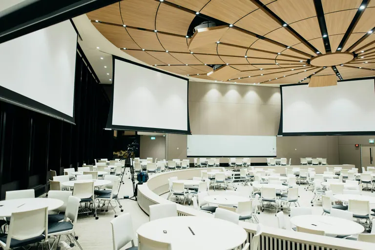 Modern konferencia- és rendezvényterem szakkiállításokhoz